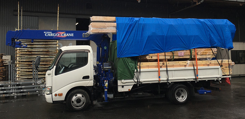 荷物を積載したトラック