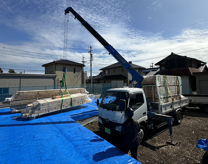 現場で稼働するクレーントラック